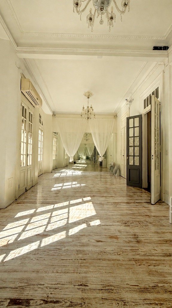 Sala Blanca - Vista general de 7x4 metros con arañas y piso de madera
