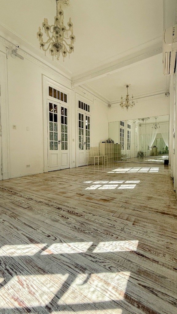 Espejos y piso de madera Sala Blanca
