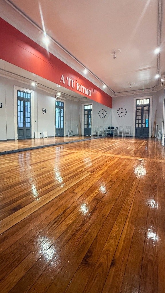Salón de baile A TU RITMO con piso de madera natural y espejos